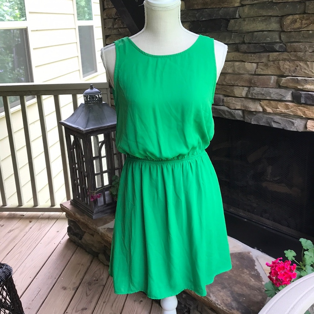 Sleeveless backless green dress